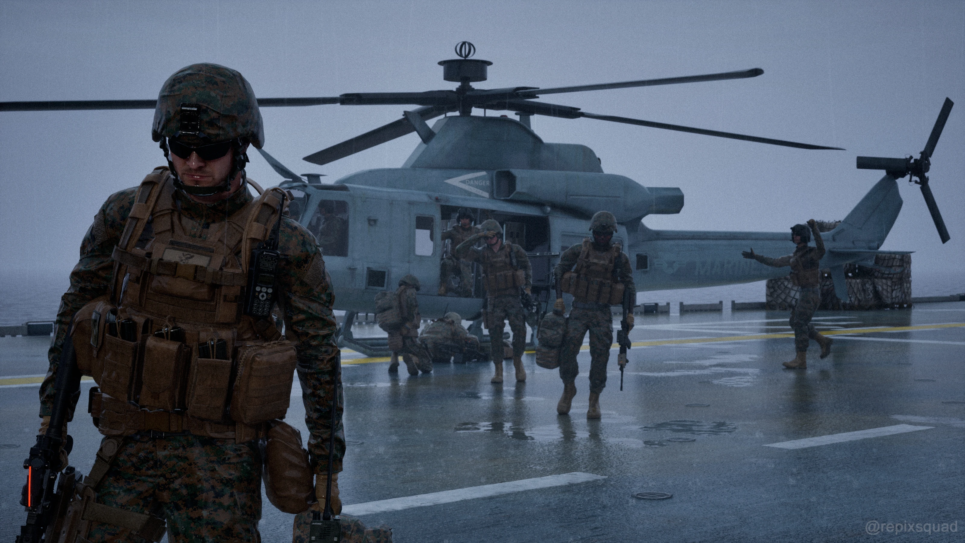 Soldados de la USMC en la cubierta de un portaaviones junto a un helicóptero